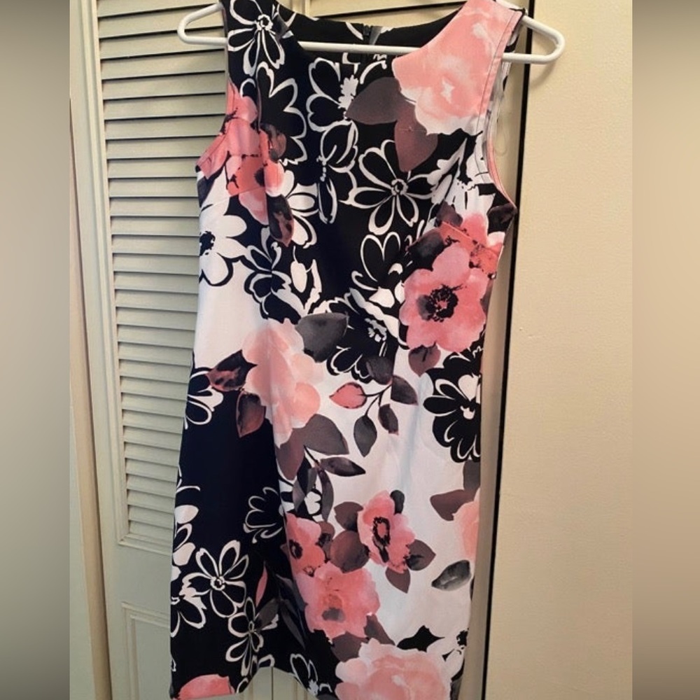 Macy business causal dress. size is between 4-6